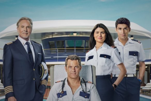 Joshua Jackson (au centre) avec Don Johnson, Phillipa Soo et Sean Teale dans Doctor Odyssey.