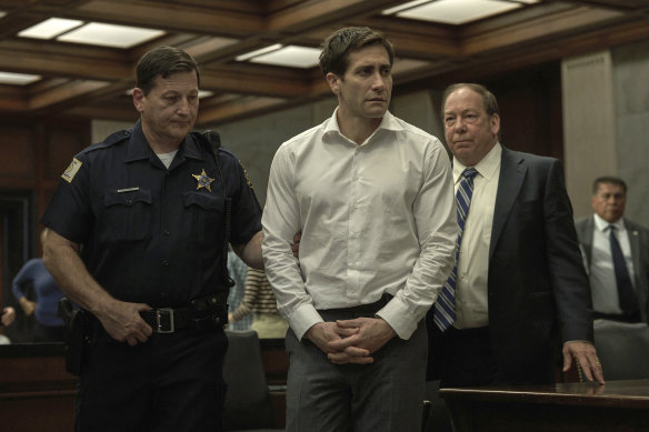 Dans Présumé innocent, Jake Gyllenhaal (au centre) embrasse la méchanceté de son personnage.