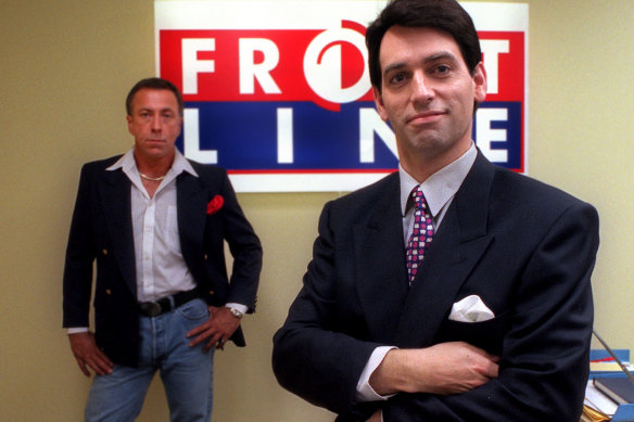 Mike Moore (Rob Sitch) de Frontline et le nouvel EP (Steve Bisley) sur le plateau.