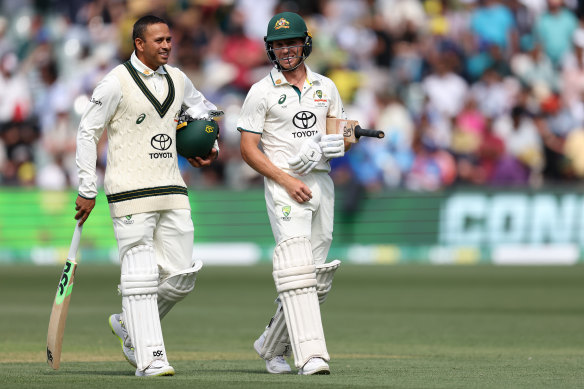 Usman Khawaja et Nathan McSweeney repartent après avoir remporté la victoire lors du deuxième test.