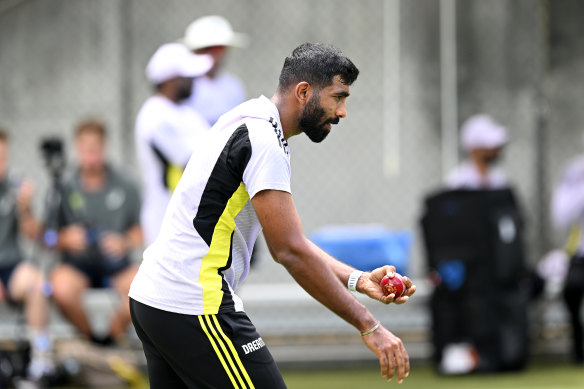 Jasprit Bumrah joue aux quilles à l’entraînement jeudi. 
