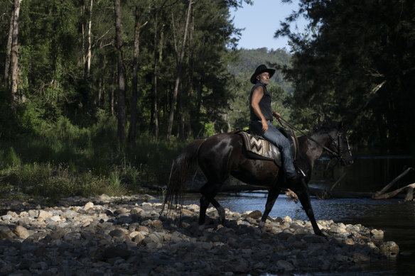 Chris Fenech, de HWH Stables, emmène les visiteurs dans des promenades à cheval dans la forêt tropicale du Haut Orara, le long de la rivière Urumbilum.
