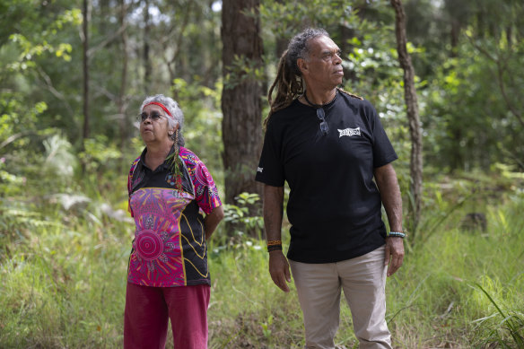 Tante Alison Buchanan et oncle Micklo Jarrett, aînés de Gumbaynggirr, lors d'une manifestation contre l'exploitation forestière dans la forêt de Little Newry.