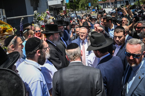 Le Premier ministre Anthony Albanese a visité la synagogue Adass Israel à Melbourne, mardi 10 décembre. 