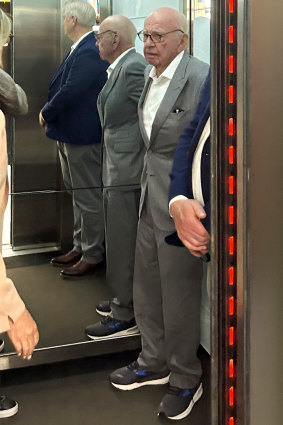 Rupert Murdoch est vu quitter le bâtiment du Herald Sun à Melbourne avec le chroniqueur Andrew Bolt.