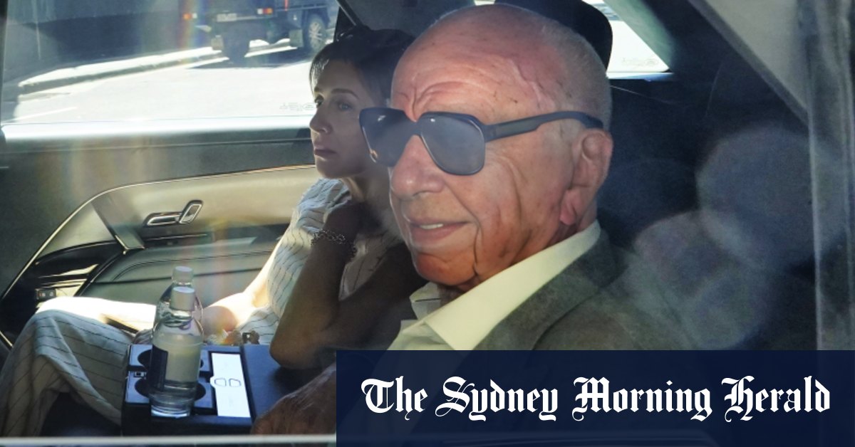 Rupert Murdoch ajoute des lunettes de soleil à son look grandadcore cool de style Succession