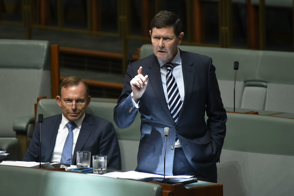 Tony Abbott et Kevin Andrews lors du débat sur le projet de loi sur l'égalité du mariage au Parlement en 2017.