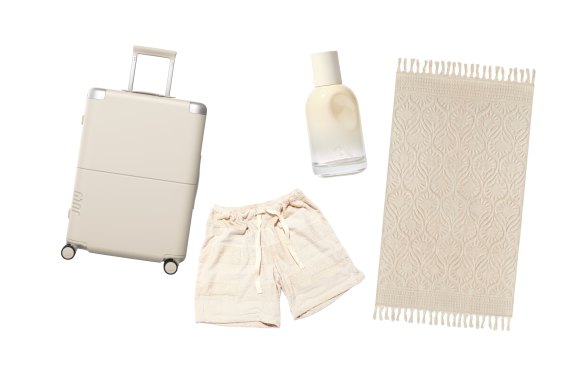 Valise; Short « Dunes » ; « Toi Doux » EDP ; Serviette « Coucher de soleil ».  