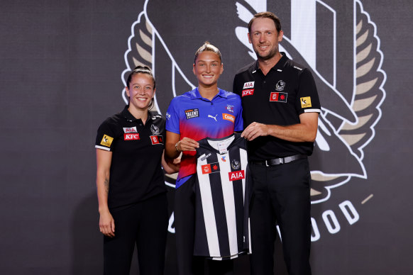 Ash Centra est accueilli à Collingwood par Brittany Bonnici (à gauche) et Josh Fraser (à droite).