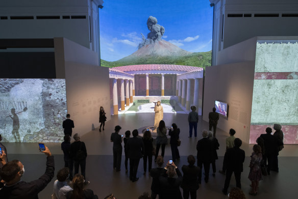 Un Vésuve virtuel entre en éruption toutes les 15 minutes dans l'exposition de Pompéi.