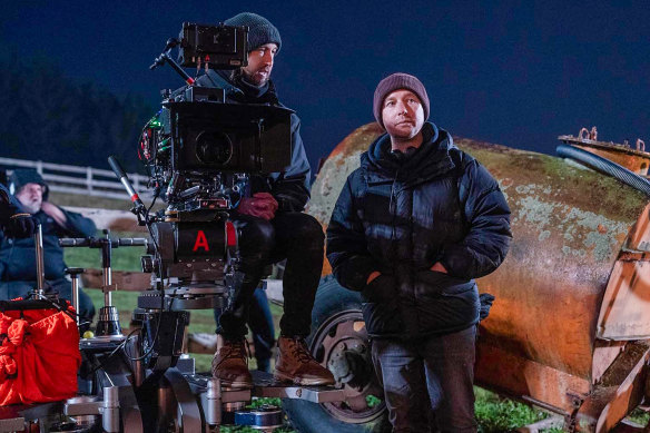 Leigh Whannell (à droite) sur le plateau de Wolfman avec le directeur de la photographie Stefan Duscio.