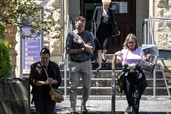 Les représentants de WIRES quittent le palais de justice de Katoomba en octobre.