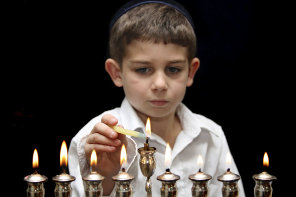 Allumer la menorah.