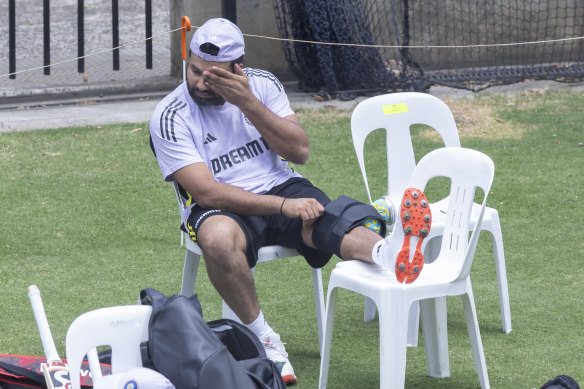 Rohit Sharma après avoir demandé un traitement pour un coup au genou.