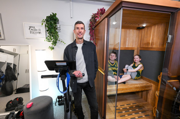 Un sauna et un vélo CAROL font partie de la routine de Thomas, photographié ici avec ses enfants.