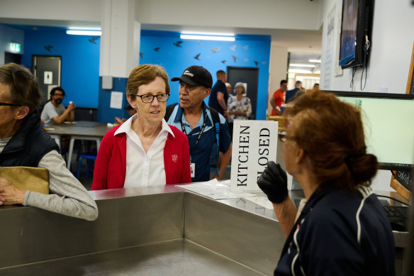 Gluyas s'adressant à certains membres du personnel de la cuisine de l'Armée du Salut à Surry Hills, où les personnes ayant besoin de nourriture peuvent prendre un repas.