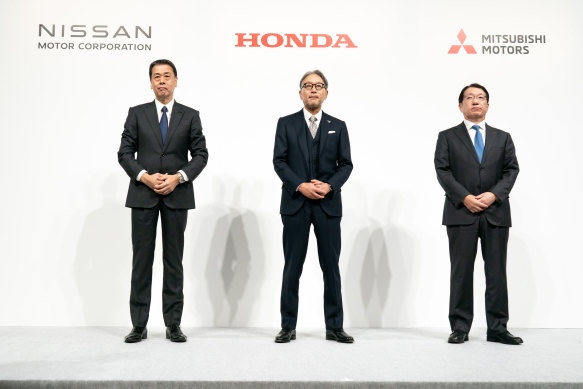 Makoto Uchida, directeur général de Nissan Motor, et Toshihiro Mibe, PDG de Honda, à Tokyo cette semaine avec le président de Mitsubishi Motors, Takao Kato.