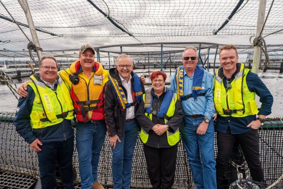 Le Premier ministre Anthony Albanese visite des fermes salmonicoles à Macquarie Harbour, sur la côte ouest de la Tasmanie.