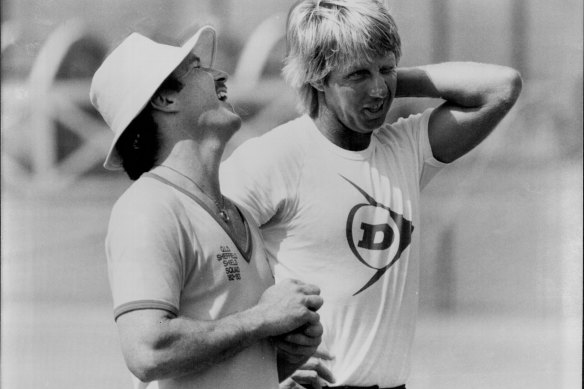 Allan Border et Jeff Thompson partagent une blague au lendemain de leur position héroïque qui n'a pas suffi à donner à l'Australie une victoire improbable