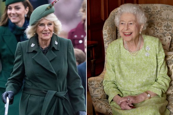 La reine Camilla portait les clips Cartier Greville Ivy Leaf, présentés pour la première fois à la reine Elizabeth II lors de son 21e anniversaire, qu'elle a ensuite portés lors de son jubilé de platine en 2022 (à droite).