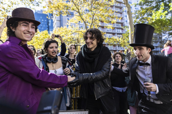 Les finalistes Miles Mitchell (à gauche) et Zander Dueve (au centre) se serrent la main lors du concours de sosie de Timothee Chalamet.