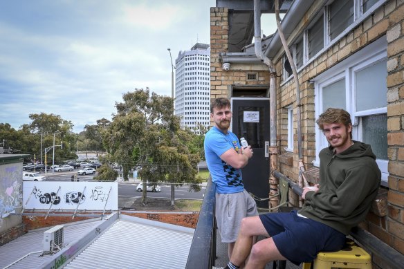 Les routards Thomas Leach et Henry Lanyon, du Royaume-Uni, dans leur auberge de St Kilda.