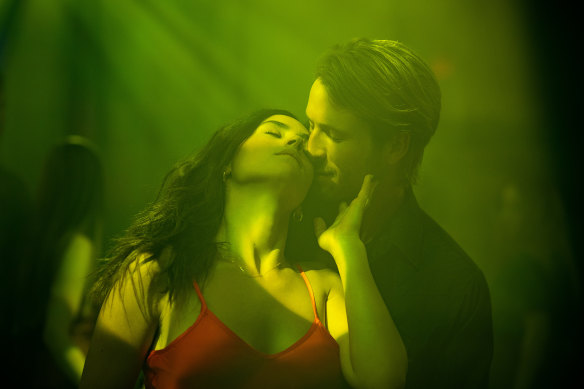 Adria Arjona dans le rôle de Madison et Glen Powell dans le rôle de Gary Johnson dans Hit Man.
