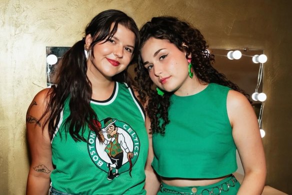 Les animatrices du podcast Binchtopia, Eliza McLamb (à gauche) et Julia Hava.