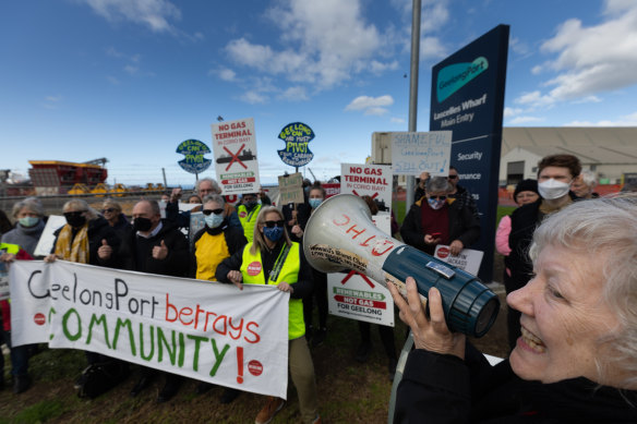 Des groupes communautaires s'opposent aux projets de Viva de construire un terminal d'importation de gaz en 2026 et de commencer les importations d'ici 2028.