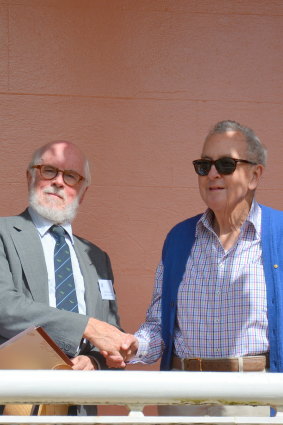 James Fairfax (à droite) avec le Dr Clive Lucas, président du National Trust (NSW), à Retford House, que Fairfax a légué au Trust.