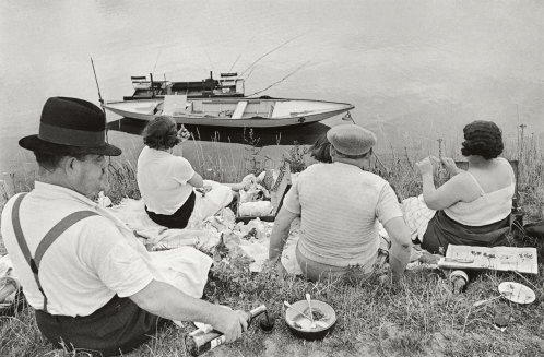 Une sortie familiale en toute sécurité : Le Dimanche au bord de la Marne d'Henri Cartier-Bresson (1938). 