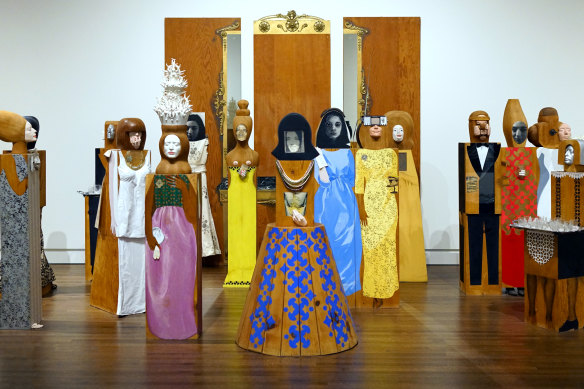 The Party de Marisol Escobar (1965-66) : de jolies tenues mais qui auraient dû rester à la maison.