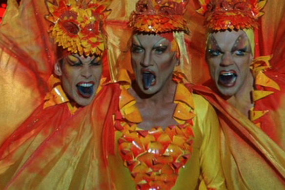 Guy Pearce, Terence Stamp et Hugo Weaving dans Les Aventures de Priscilla : Reine du Désert.