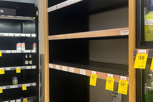 Les étagères d'alcool sont également vides dans les magasins Dan Murphy's et BWS d'Endeavour en raison de la grève chez Woolworths.  