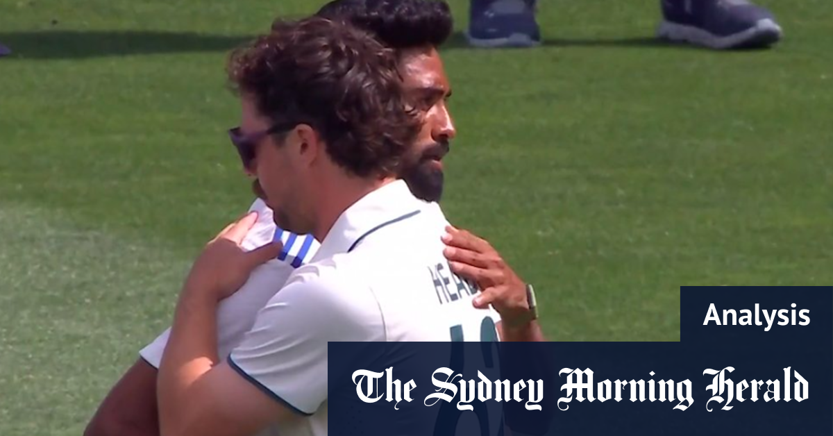 Travis Head et Mohammed Siraj s'embrassent après le match test Border-Gavaskar à Adelaide Oval