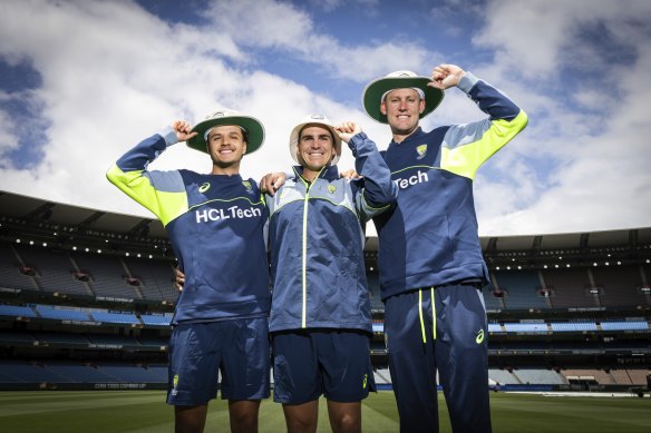 Sam Konstas (à gauche), Sean Abbott et Beau Webster posent pour une photo avant le test MCG.