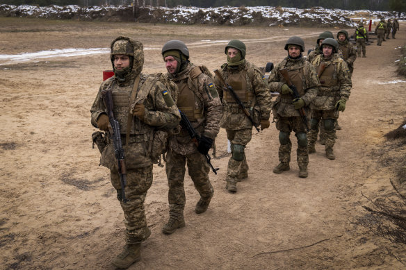 L'armée ukrainienne recrute des recrues lors d'un exercice d'entraînement à Tchernihiv, au nord de Kiev, le mois dernier.