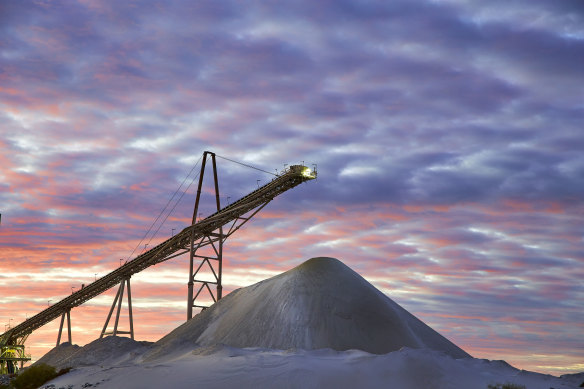 Les prix du lithium sont en baisse d’environ 90 % par rapport à leurs niveaux records atteints en 2022.