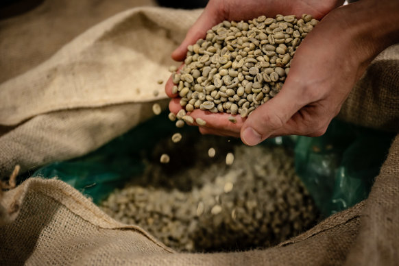 Le prix des grains de café a grimpé en raison de conditions météorologiques défavorables chez les principaux producteurs, le Brésil et le Vietnam.
