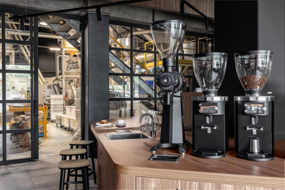 Toby's Estate torréfie ses grains de café dans son magasin phare de Chippendale.