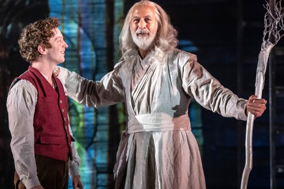 Spencer Davis Milford dans le rôle de Frodon et Tom Amandes dans le rôle de Gandalf dans Le Seigneur des Anneaux – Un conte musical, à Chicago.