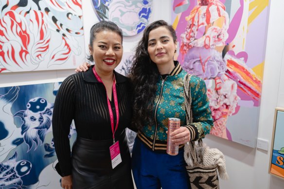Affordable Art Fair est l'occasion d'acheter des œuvres d'art directement auprès d'artistes dans une atmosphère de marché détendue.
