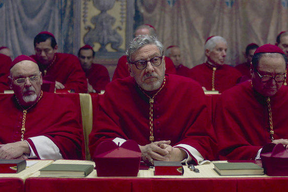 Sergio Castellitto (au centre) dans le rôle du cardinal Tedesco.