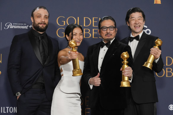 Cosmo Jarvis, Anna Sawai, Hiroyuki Sanada et Tadanobu Asano avec les Golden Globes qu'ils ont remportés pour Shogun.