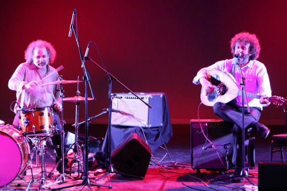 Jim White et George Xylouris : Deux puissantes personnalités musicales.