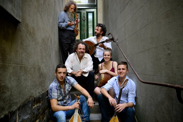 La famille Xylouris (plus Jim White) en 2013. Le grand-père Psarantonis est à l'arrière.