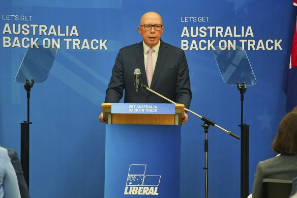 Le chef de l'opposition Peter Dutton lance dimanche le slogan de la Coalition.