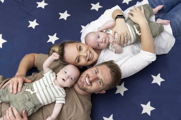 Bryce Ruthven, Melissa Rawson et leurs jumeaux. Comment leur mariage a-t-il survécu à Bryce dans le classement de son «quatrième»?