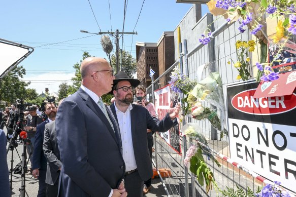 Dutton est arrivé à la synagogue Addas Israel incendiée avant Albanese.