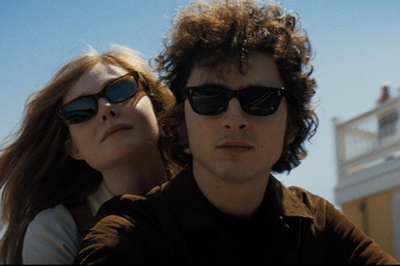 Elle Fanning joue Sylvie Russo, petite amie de Bob Dylan (Timothee Chalamet) dans un inconnu complet.